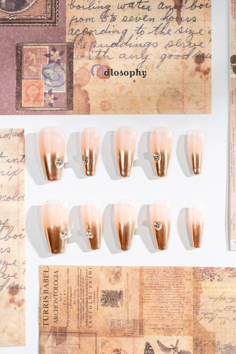 Nailosophy أظافر جل مضغوطة يدوية الصنع بلمسة فرنسية ذهبية كروم مع حجر الراين | شكل كوفين - Image 2